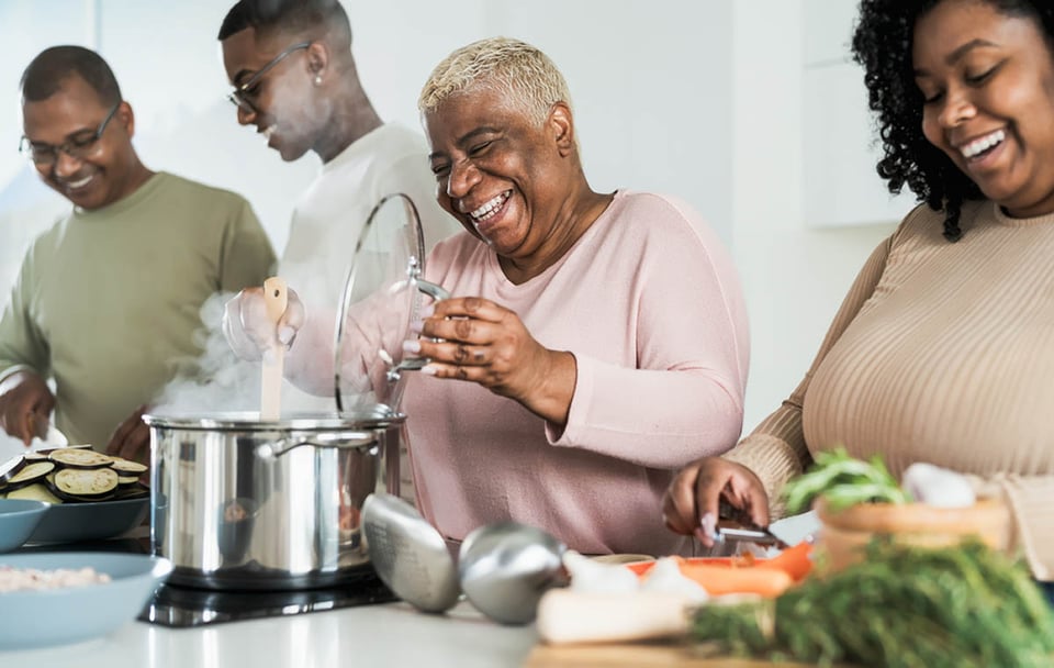 saludable, ideas para cenar, familia negra, cocinando, cocina