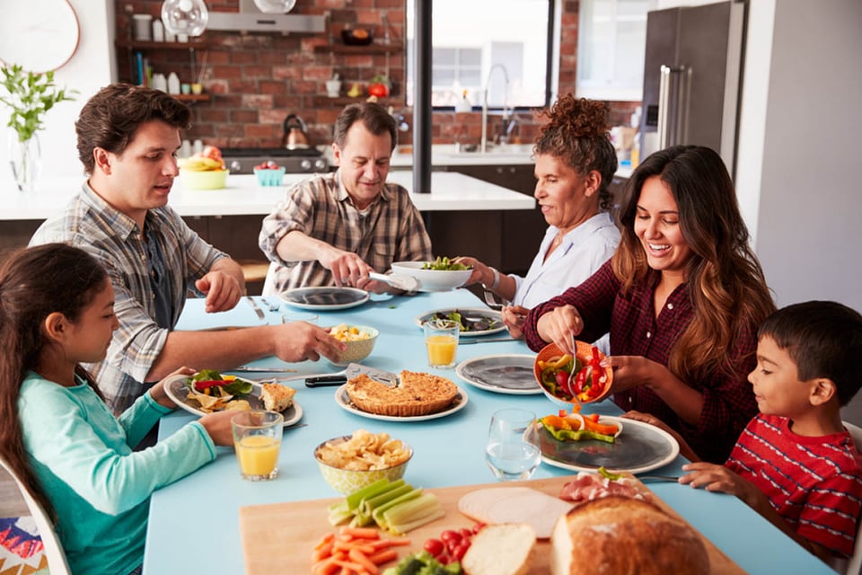 ideas para cenas saludables, familia multigeneracional, compartir, cena, hacer cosas en familia, MundoNOW
