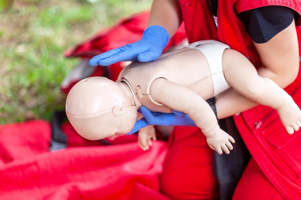 que hacer hijo atraganta, primeros auxilios, maniobra Heimlich, asfixia, MundoNOW