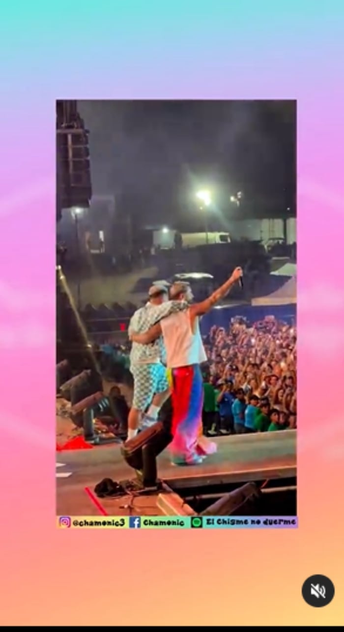 Maluma besa a Eduin Caz