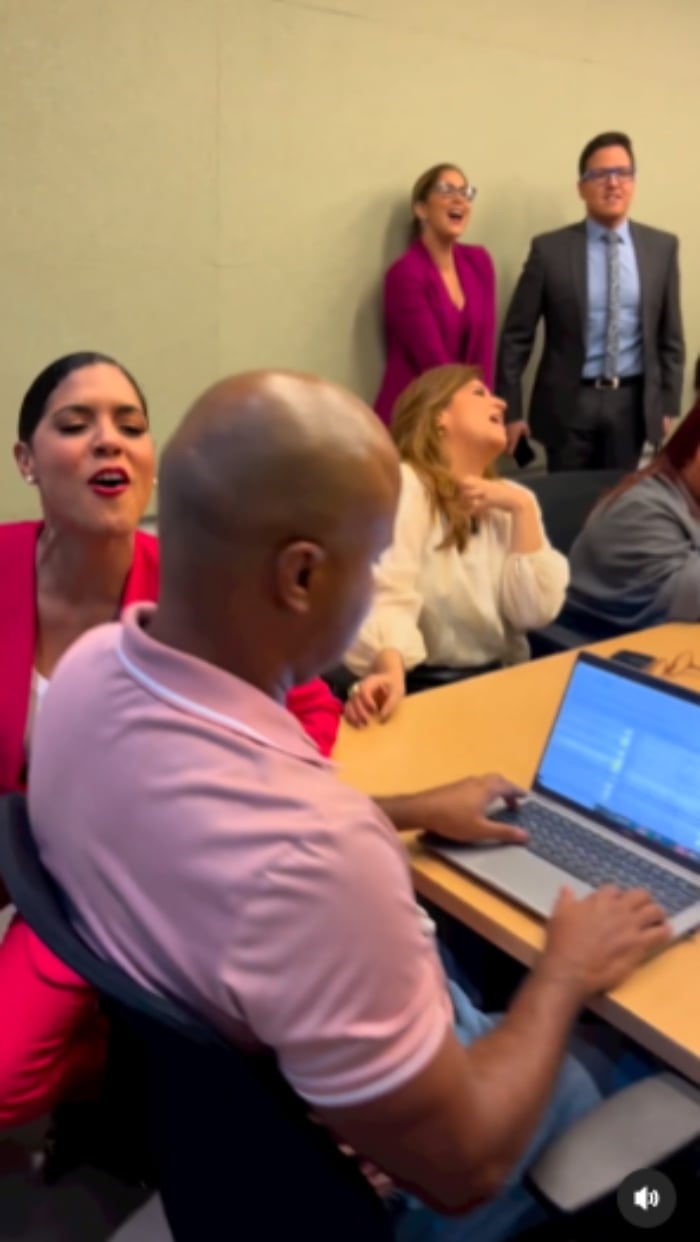 Francisca le canta a otro hombre