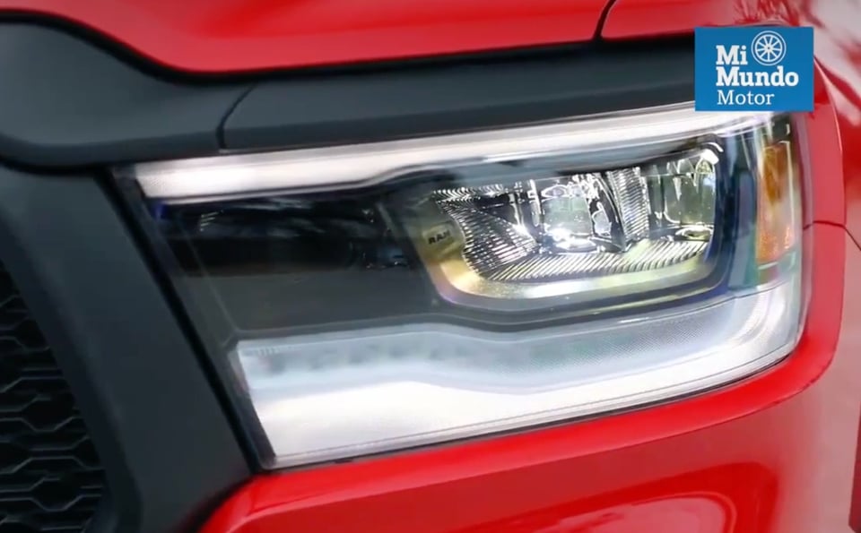 lights, car, red car, MiMundo motor, MundoNOW
