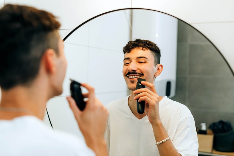 bigote movember, adulto joven, hombre, recorte, afeitado