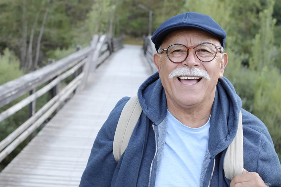 Hispano, senior, hombre, caminar, aire libre