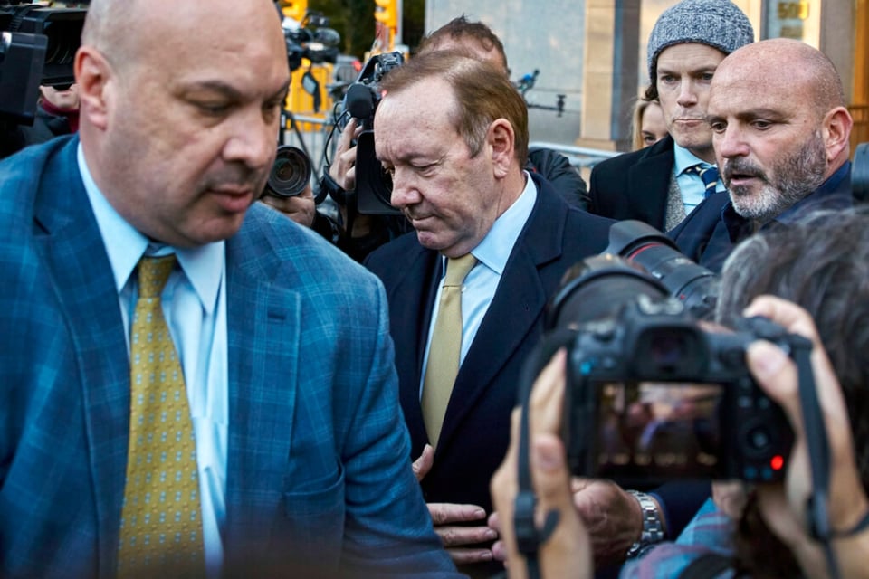 El actor estadounidense Kevin Spacey, centro, sale de la Corte Daniel Patrick Moynihan el jueves 20 de octubre de 2022 en Nueva York. Un jurado apoyó a Kevin Spacey al concluir que no abusó sexualmente de Anthony Rapp, de entonces 14 años, cuando ambos eran actores relativamente desconocidos de Broadway en la década de 1980. (