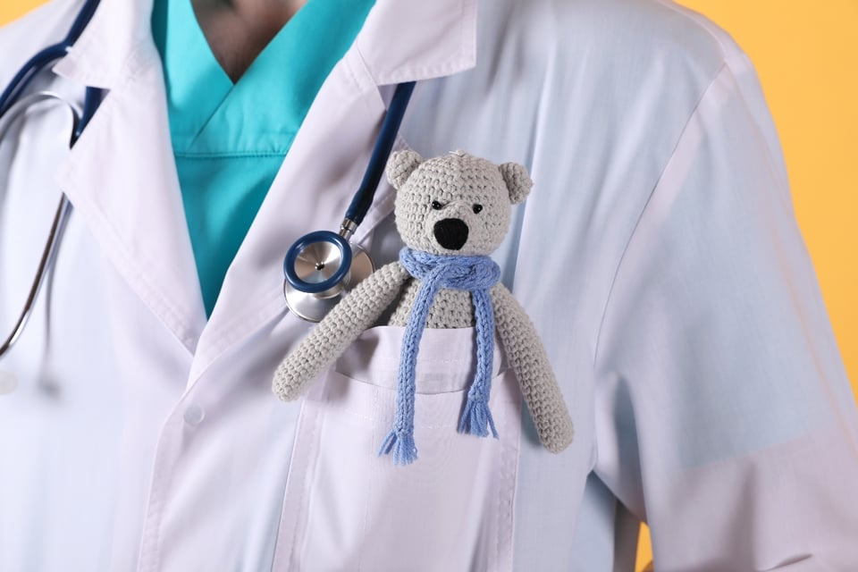 doctor, pediatra, oso de peluche, bata de doctor, MundoNOW