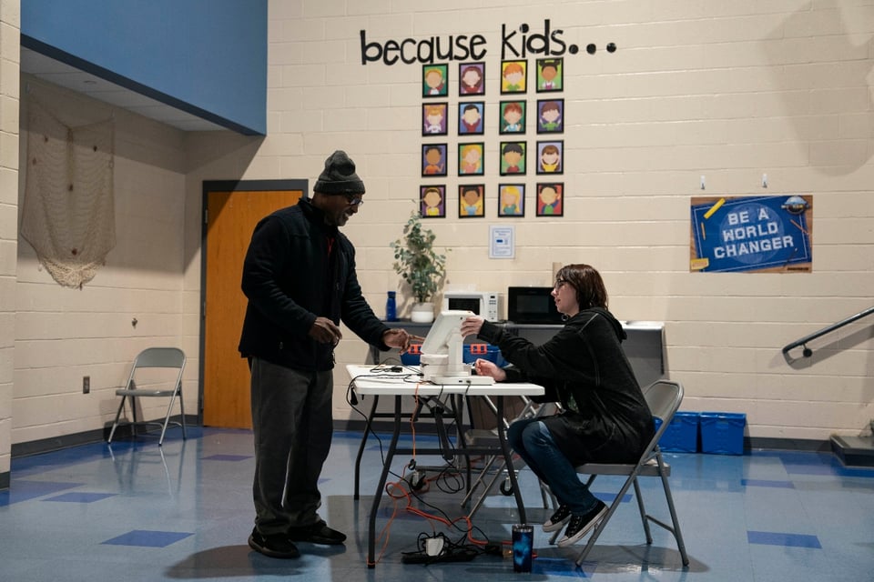 citizenship, residence, legal age, registration, MundoNOW, requirements to vote in the US