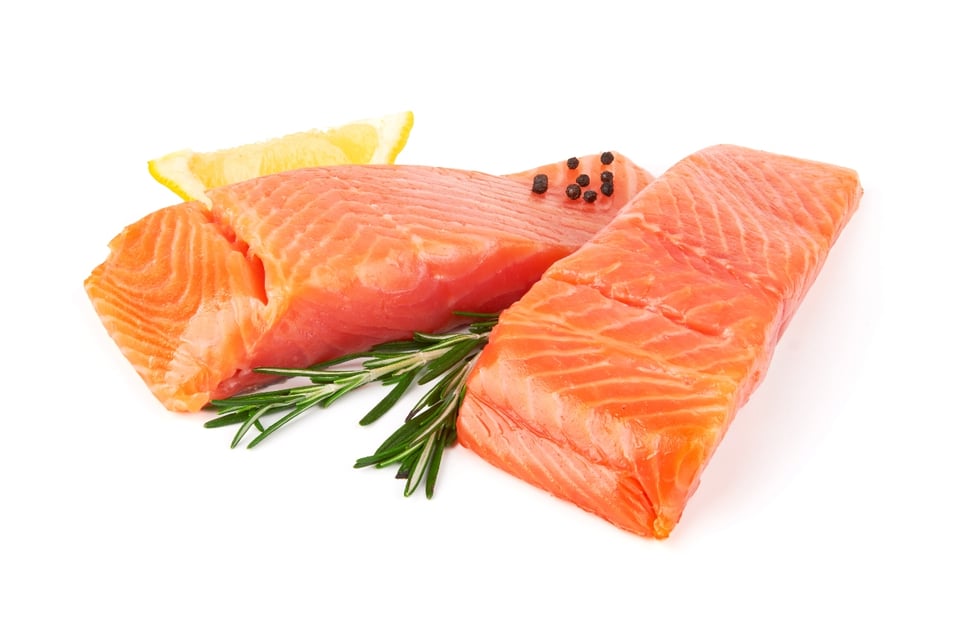 salmón fresco, filetes de salmón, eneldo, clavo, rodaja de limón