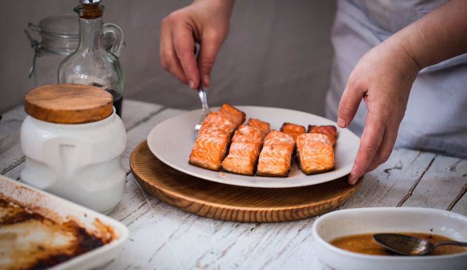 salmón marinado a la parrilla, filetes de salmón, receta, platillo, Sabor
