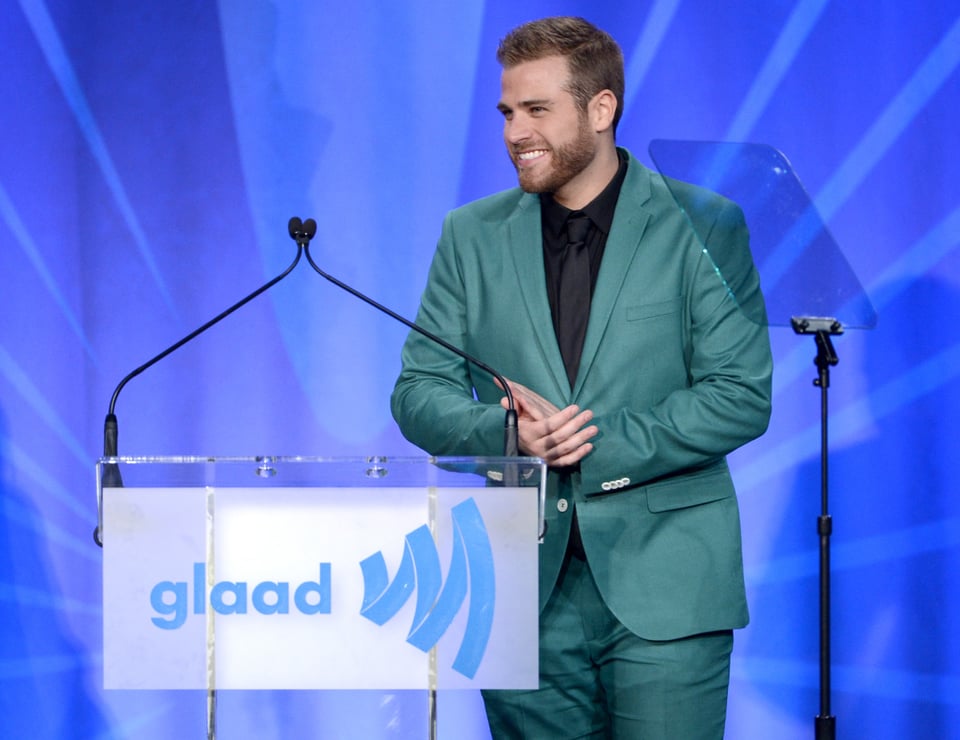 Traje verde, Gala de Glaad, Glaad Awards, Premios Gays, Micrófonos, actor 