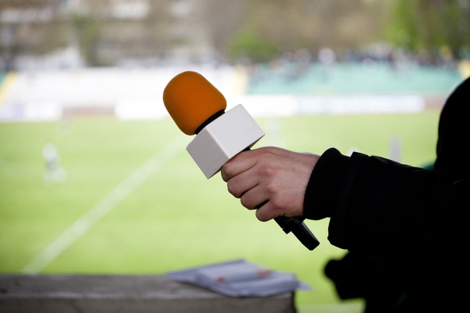 Reportera, noticias, cuerpo, micrófono, MundoNow