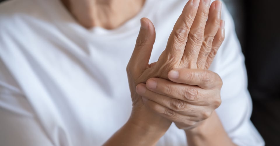 Manos con dolor de artritis