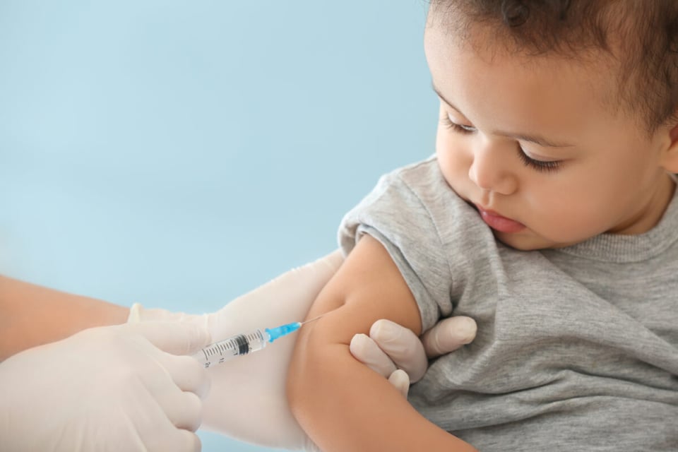 calendario de vacunación para diferentes edades, vacunando a niño, vacunas, Salud, MundoNOW