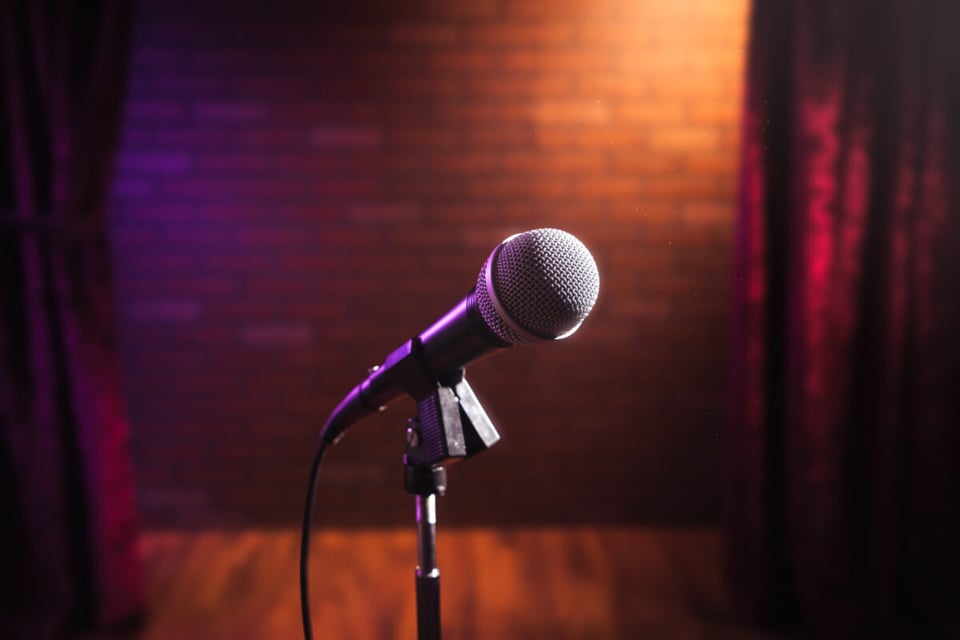 Micrófono en escenario