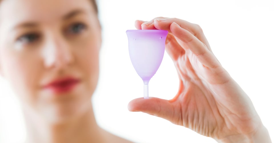 Mujer sosteniendo una copa menstrual