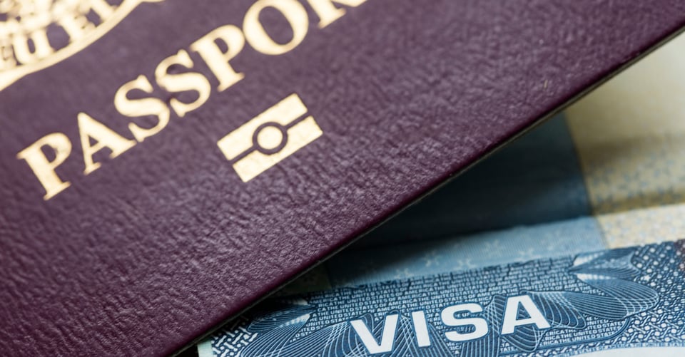 Visa junto con pasaporte, que son objetos de origen legal