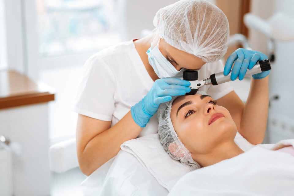 Dermatóloga, mujer, consejos, revisión, MundoNOW