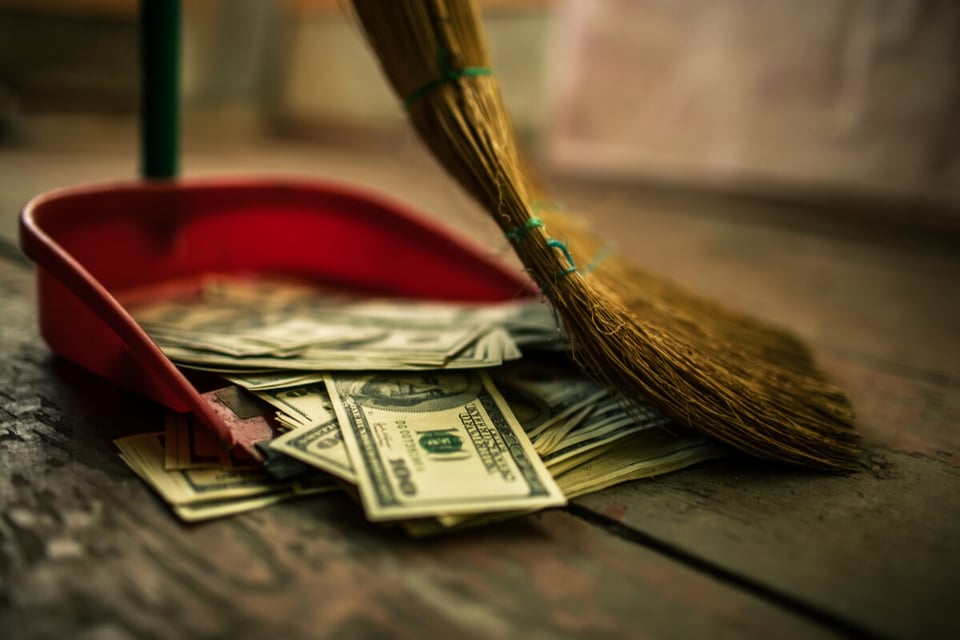 dinero a la basura, dinero, recogedor y escoba, Economía, MundoNOW