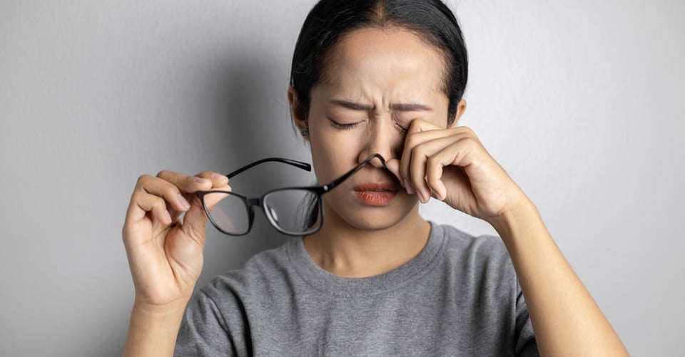 Mujer con dolor en un ojo