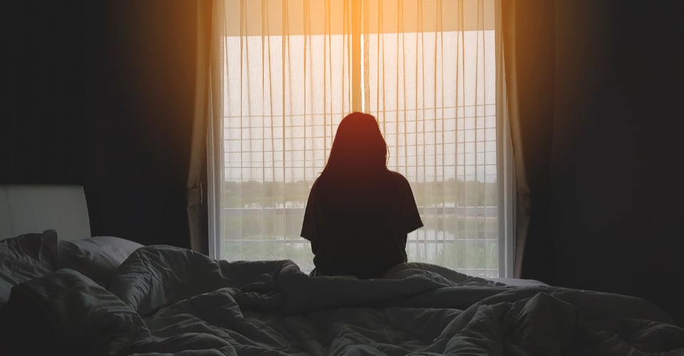 La sombra de una mujer como concepto de suicidio
