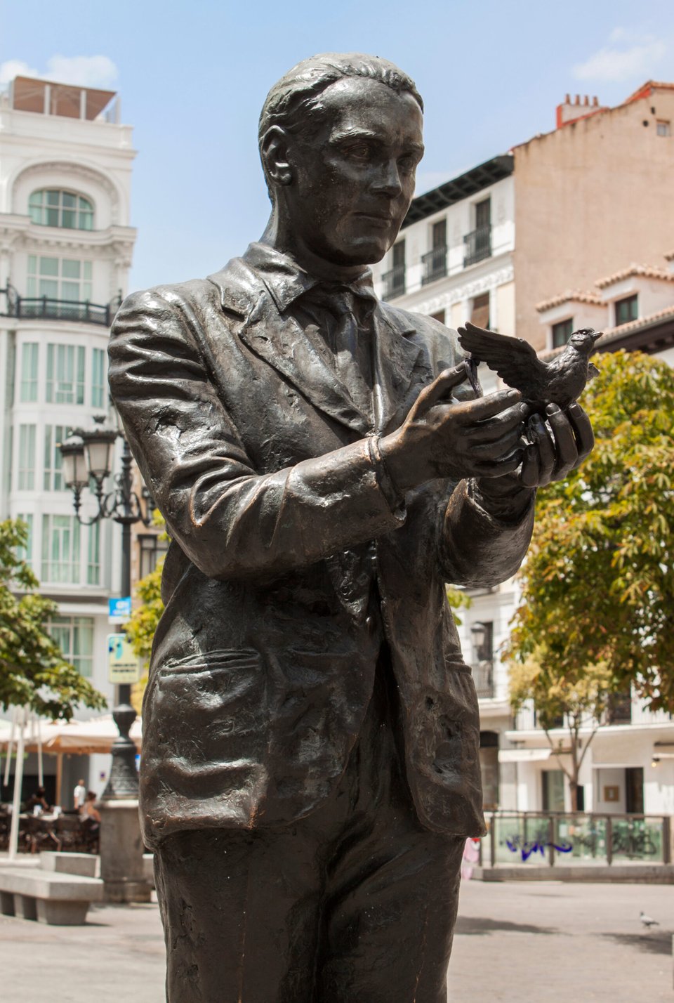 Federico García Lorca, gay author, Pride, MundoNOW, estatua
