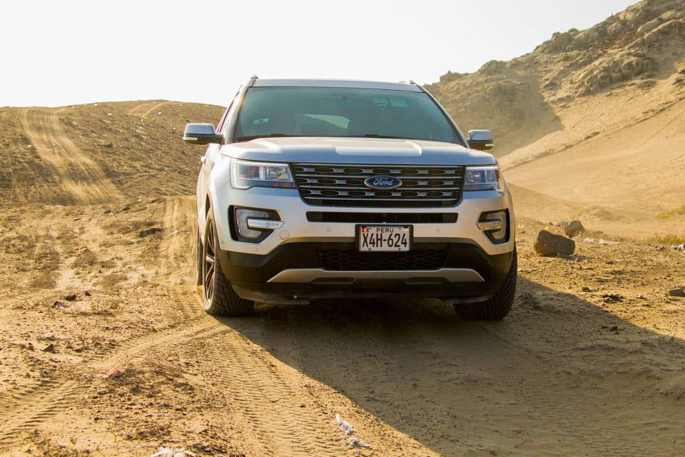 Emiten llamado a revisión de Ford para famosas camionetas Explorers en EEUU