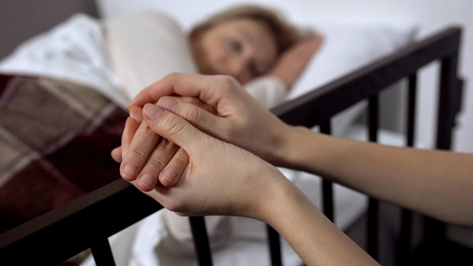 Influencer muere infección cirugía: Fue una meningitis