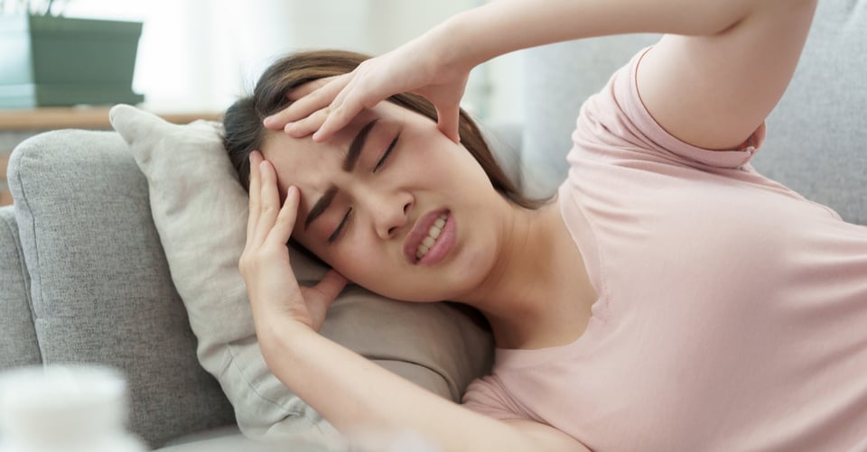 Mujer con dolor de cabeza por hipertensión
