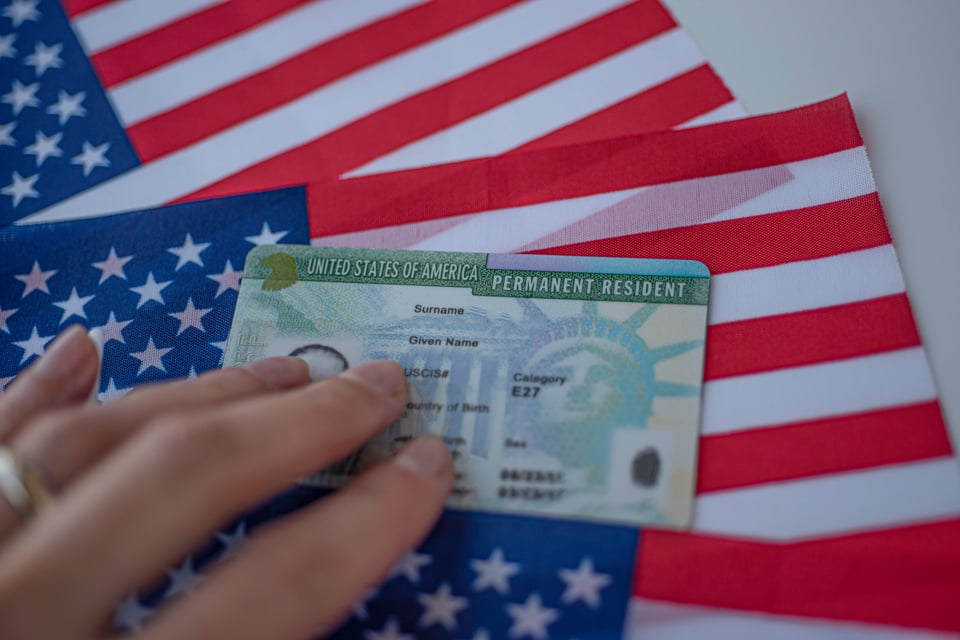 Explican el porqué la USCIS emite nuevas Green Card