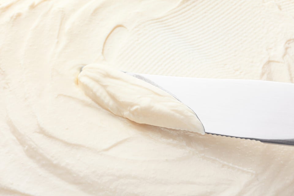 queso crema, temperatura ambiente, cuchillo con queso crema, primer plano, MundoNOW
