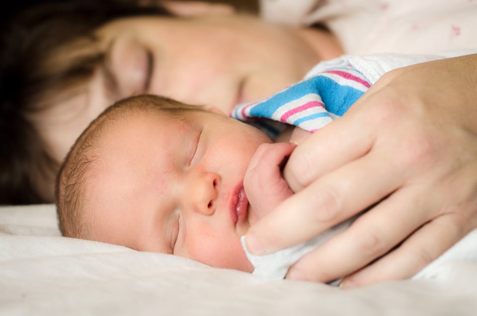 madre y bebé durmiendo