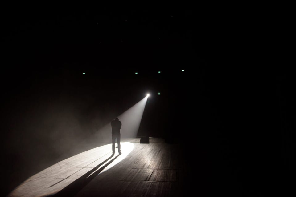 Hombre en escenario