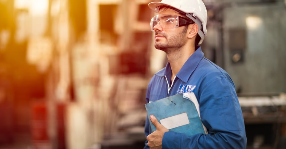 Una persona en su trabajo de ingeniero
