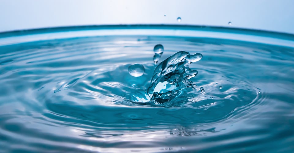 Imagen de agua para crear idea de orina transparente