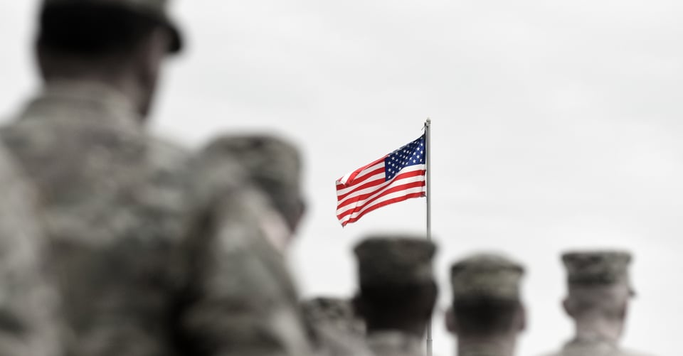 Personas en homenaje a bandera como idea de veteranos
