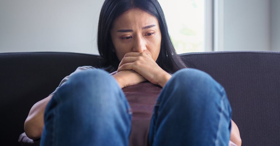 Mujer triste como concepto de suicidio