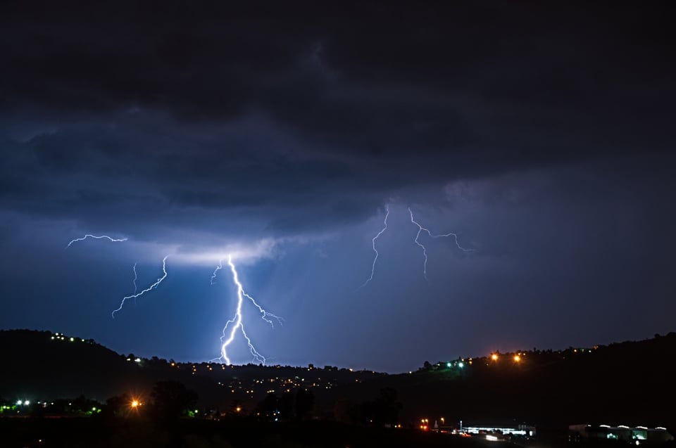 Tormenta deja a millones sin electricidad