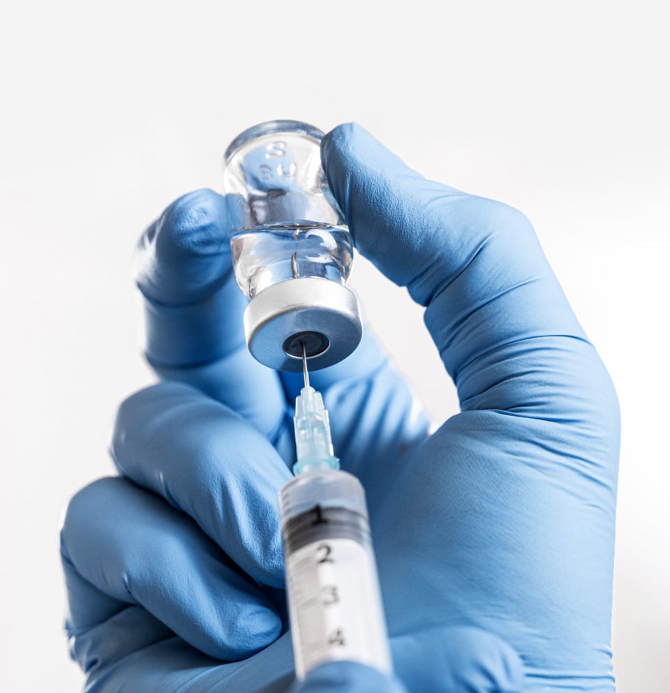 inyección, virus, debilitar el virus, guante, MundoNOW