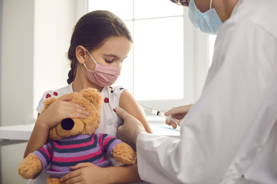 niña con cubrebocas, doctor, niña con osito de peluche, oso de peluche, MundoNOW