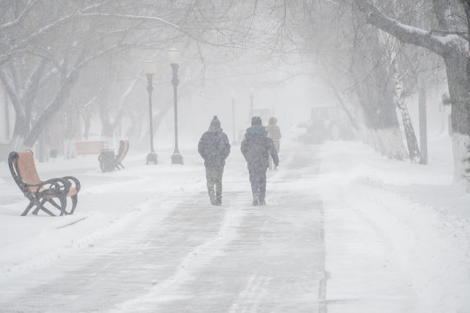 Autoridades recomiendan quedarse en casa tras la fuerte tormenta invernal