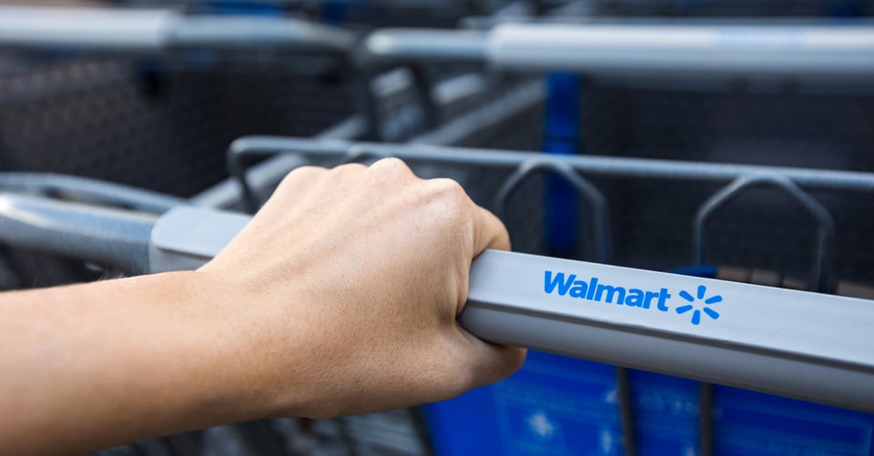 Una mano en un carrito de Walmart