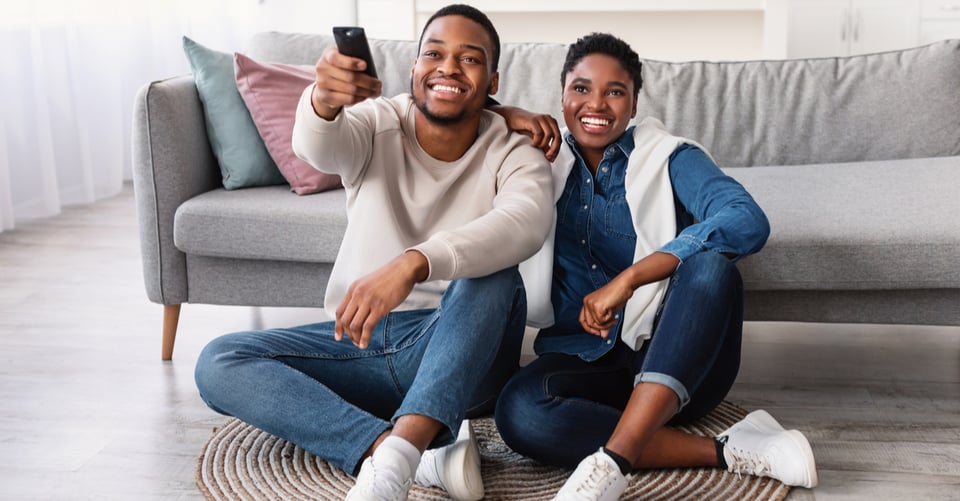 Una pareja viendo HBO en televisión