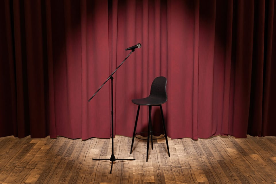 Micrófono y silla en escenario