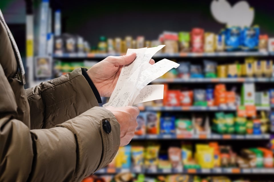 Se las arregla para mantener precios bajos