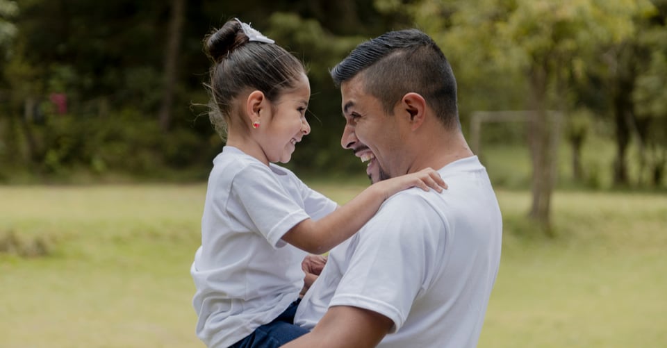 Una hija con su padre, que está en proceso de un TPS