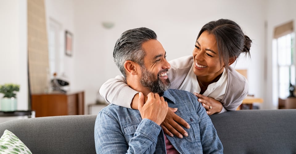 Pareja sonriendo