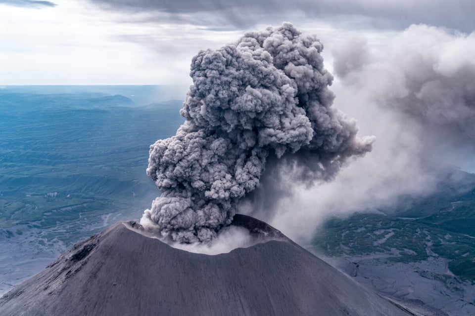 Erupción de volcán, Monte Marapi, Indonesia, Sumatra Occidental, Muerte