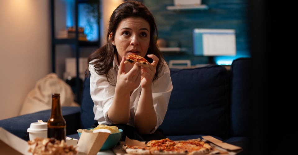 Mujer viendo película en una plataforma, como Netflix
