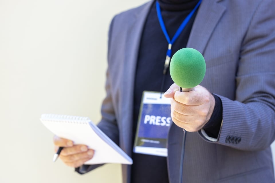 Escote, conductoras, noticiero, Albania, reportaje, 