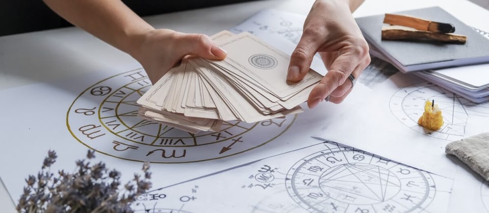 Manos con cartas del tarot